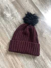 Zimowa czapka dziergana z pomponem burgundowa ciepła aesthetic vintage