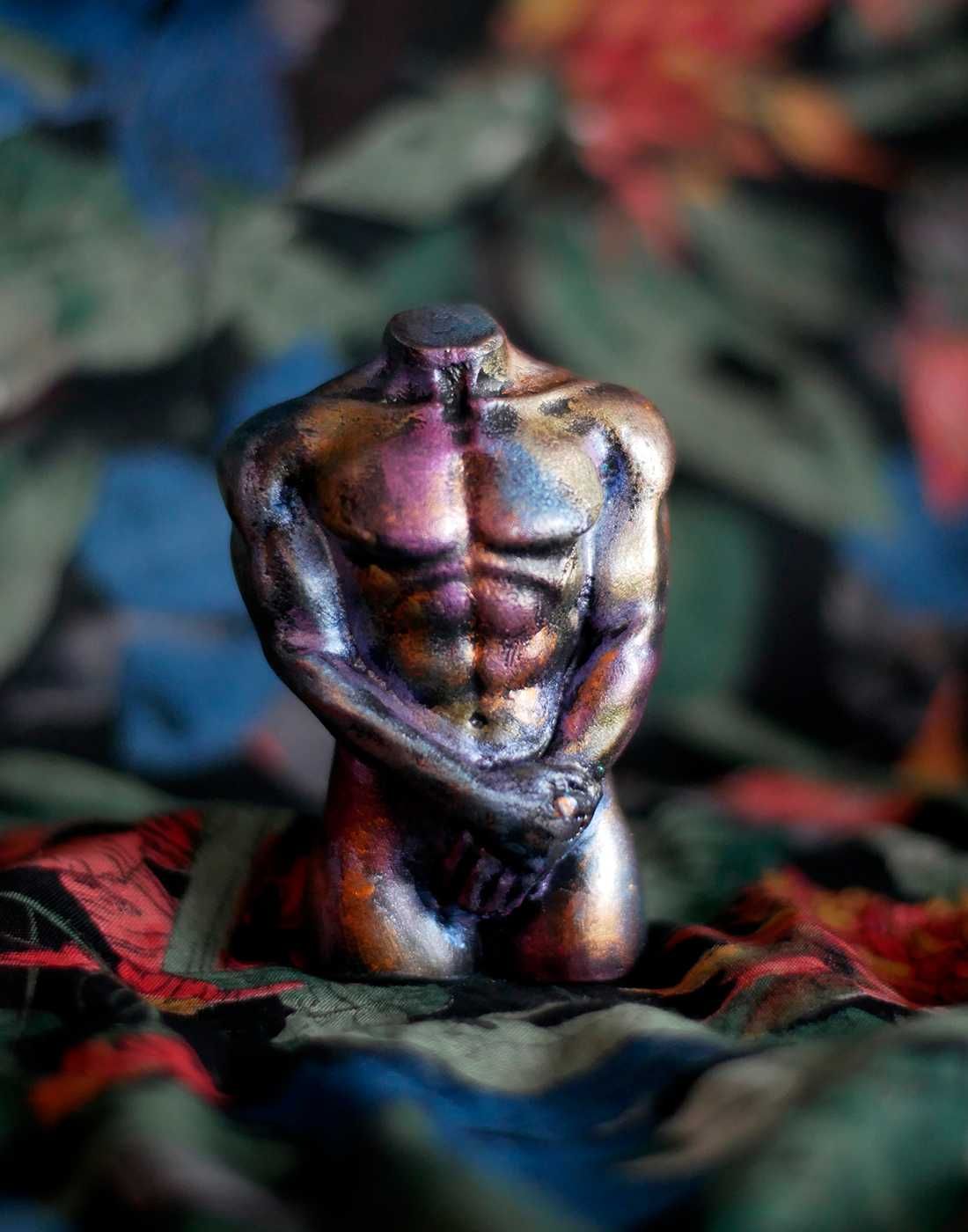 Tęczowy mężczyzna w kolorach metalicznych, rzeźba z gipsu, wys. 8,5 cm