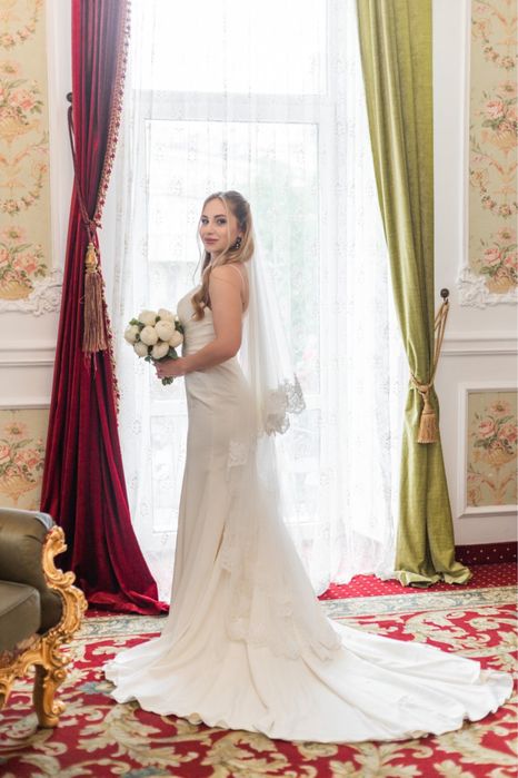 Весільна сукня з довгим шлейфом