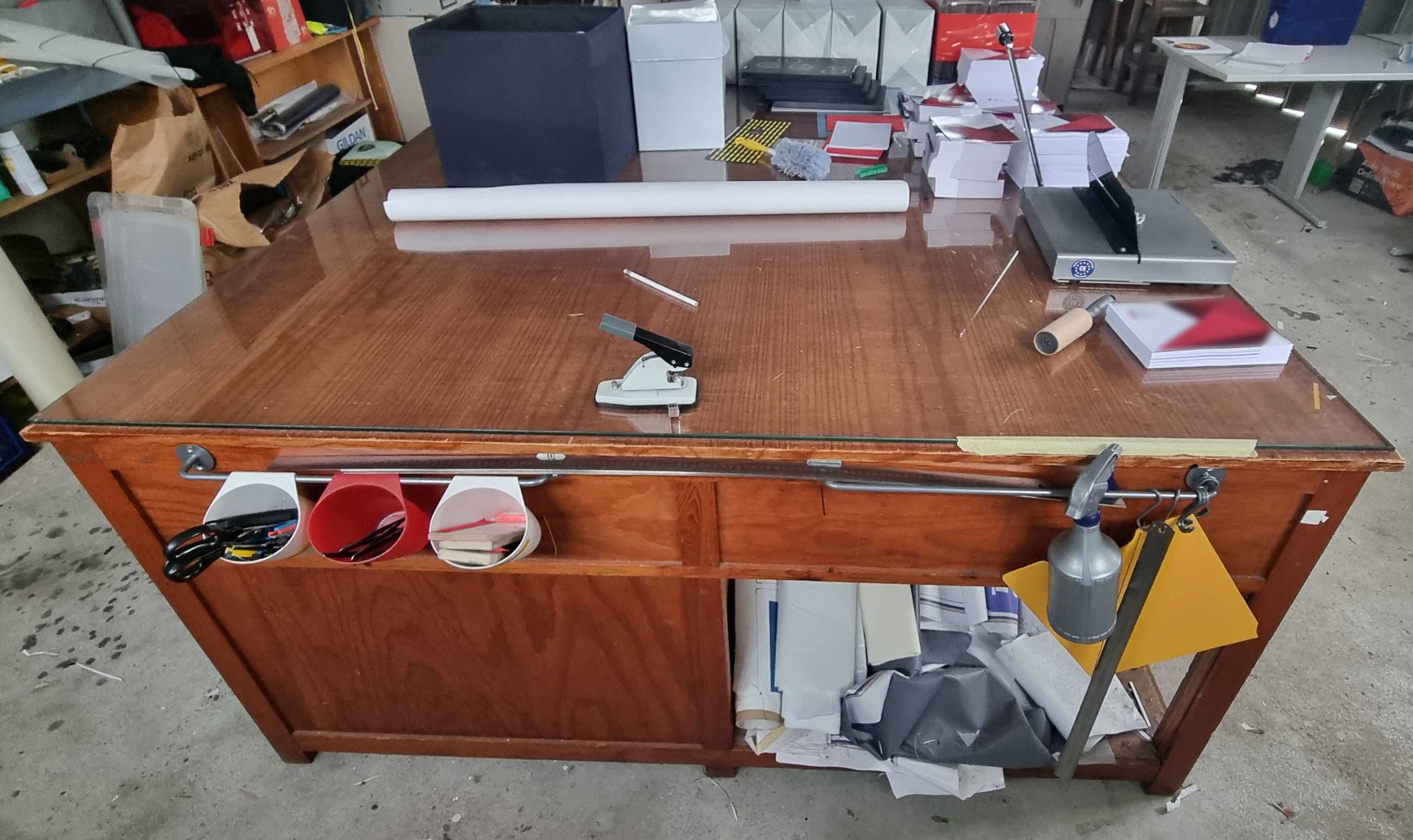 Mesa de acabamentos com tampo de vidro 180X270cm