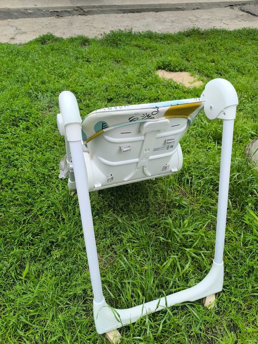 Дитячий стілець для годування