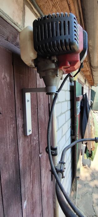 Кронштейн кріплення тримач на стіну для мотокоси та бензопили