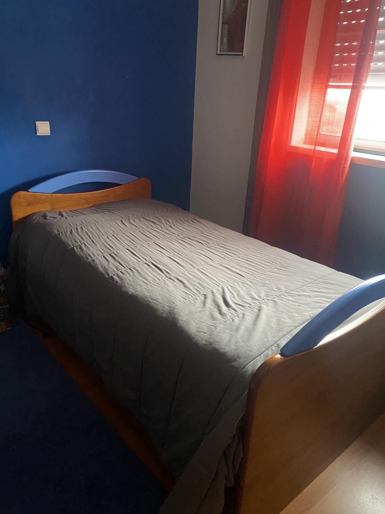 1 Cama  de solteiro em madeira maciça. Medidas 2mtx1mtx55cm