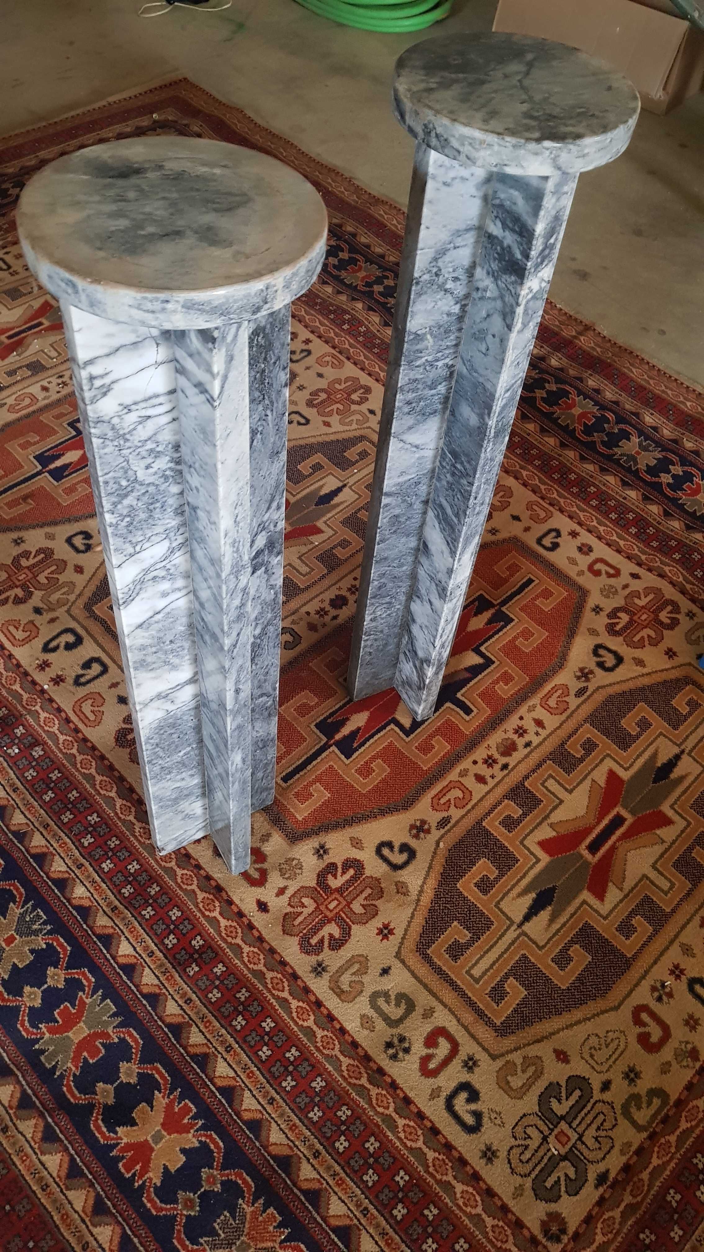 2 colunas em mármore