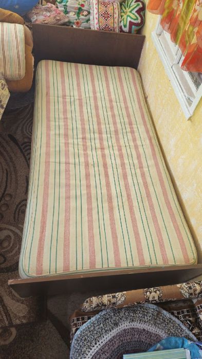 Віддамо ліжко з матрасом (самовивіз)