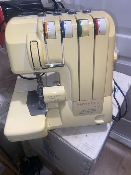 Оверлок железный надежный на 4 нити в настроенном рабочем виде