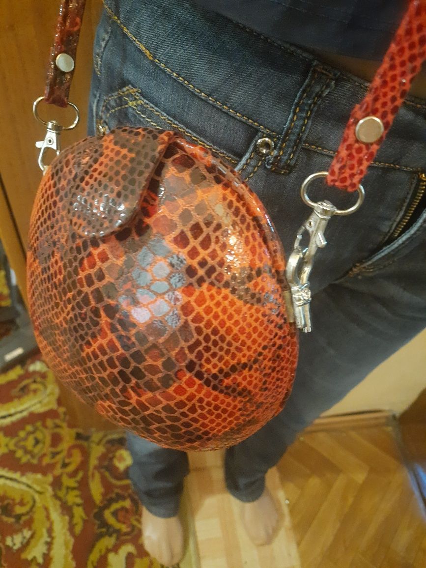 Кожаная фирменная сумка