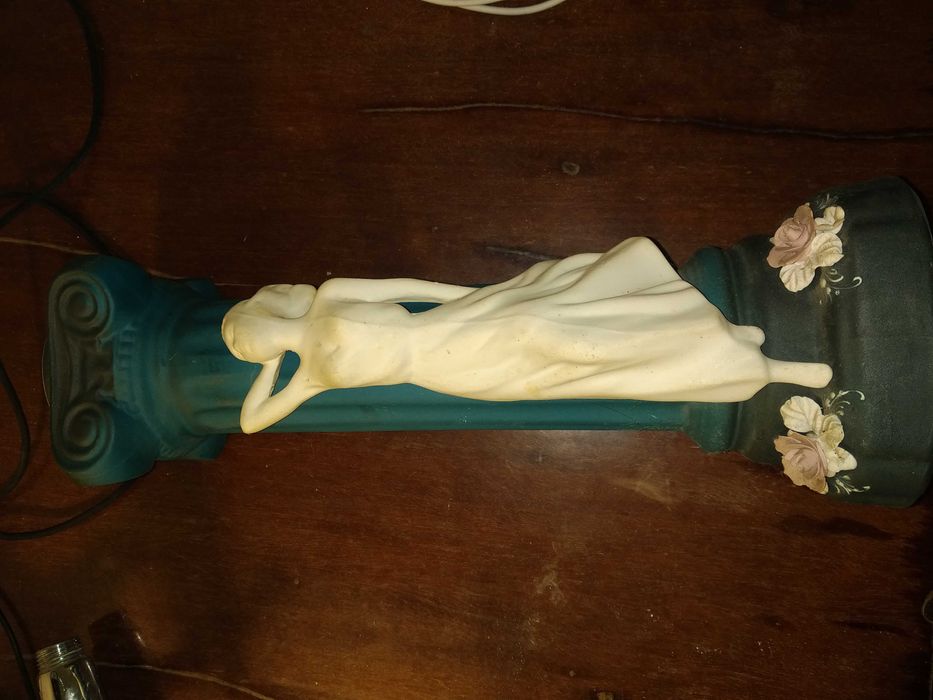 Ваза дівчина та колонна, девушка и колонна