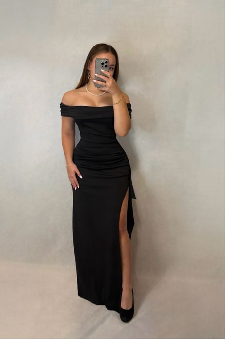 Piekna maxi sukienka czarna dopasowana na studniówke sywkestra wesele