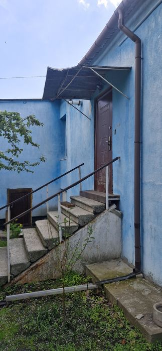 Полтава. 2ком с пакоместом 1эт 1эт дома 8000 и сч.рядом  Юракадемия .