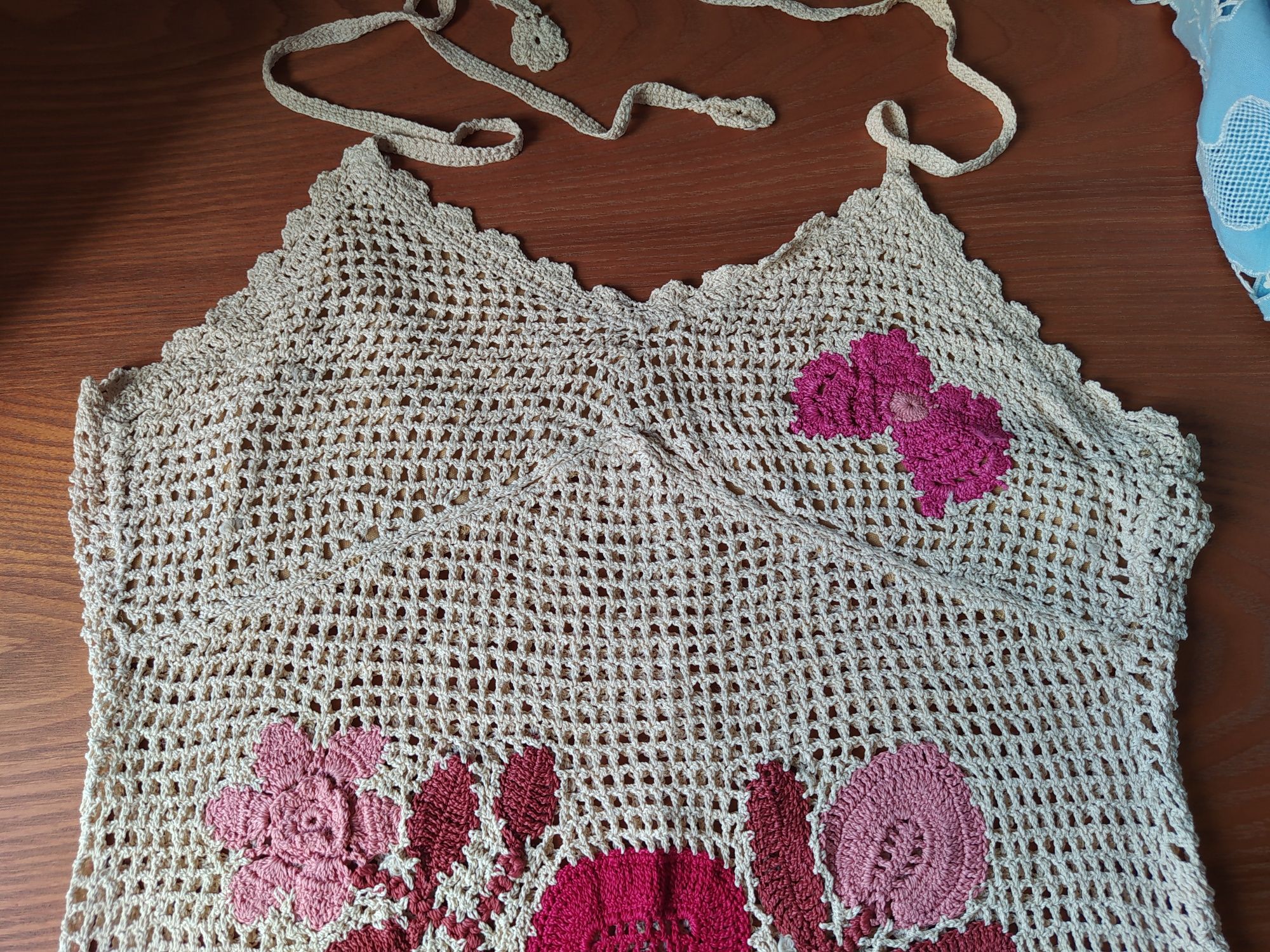 Top em crochet bege com flores tamanho M