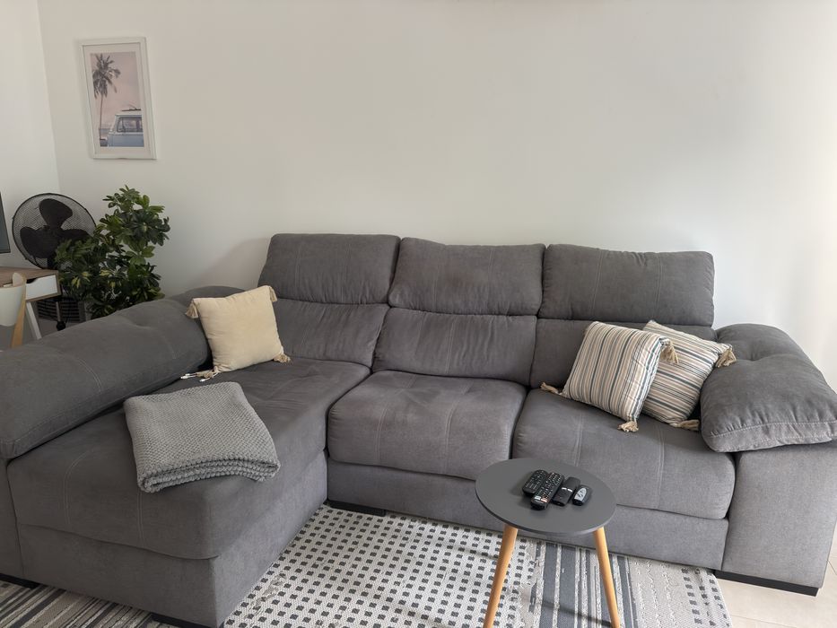 Sofa cinzento com chaise longue