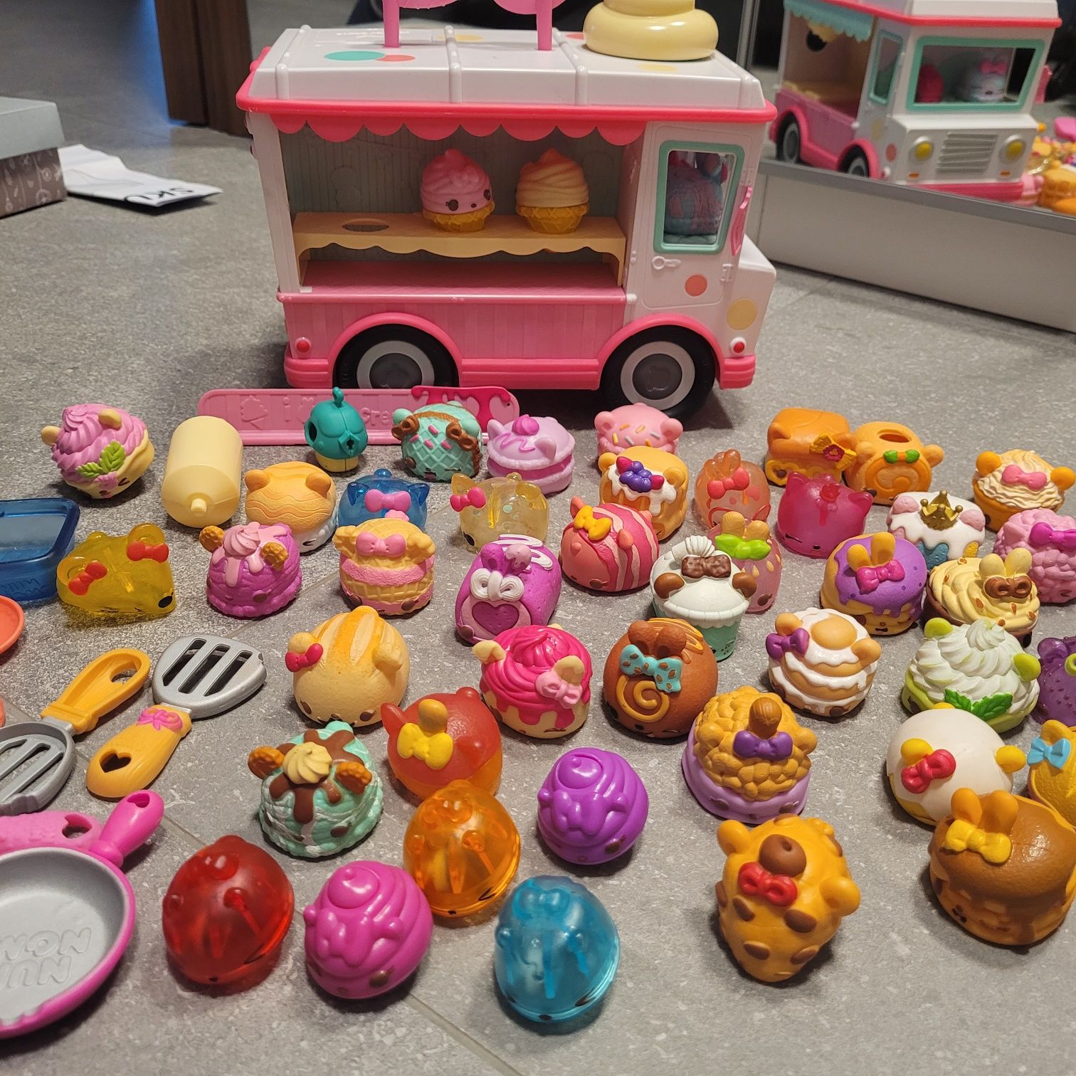 Zestaw figurek Num Noms i auto lodziernia