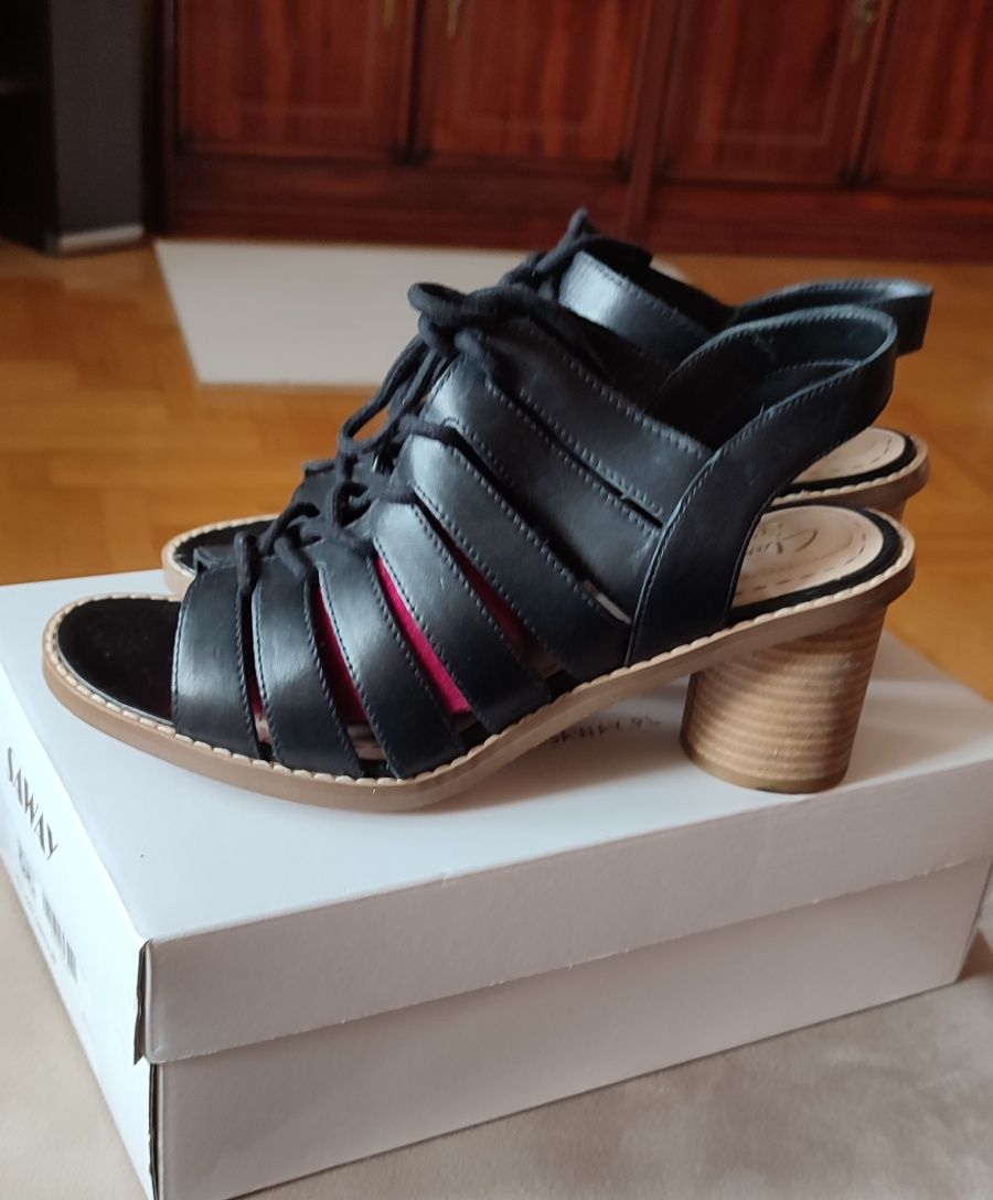 Sandały damskie ze skóry naturalnej  Clarks rozmiar 6 (25,5) j.nowe