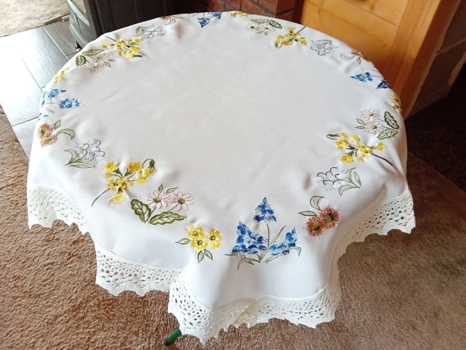 Obrus z haftem kwiatowym