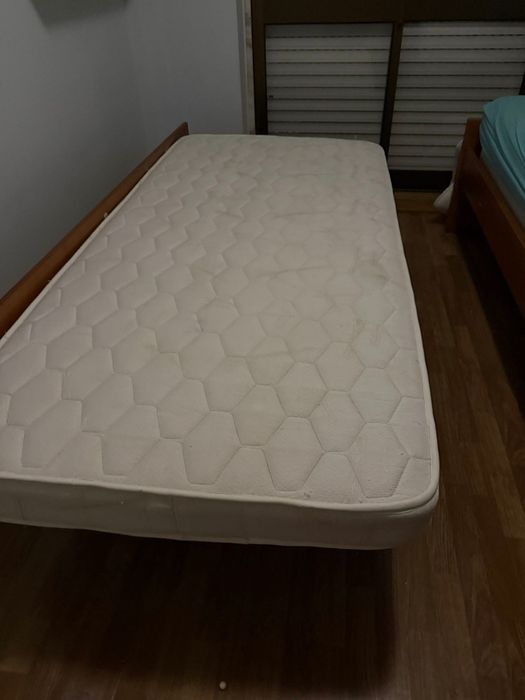Cama dupla com colchoes