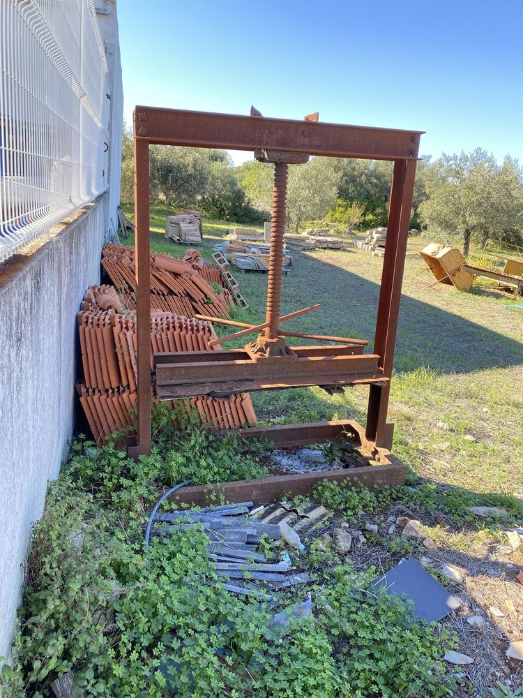 Prensa de fardos de cortiça em ferro