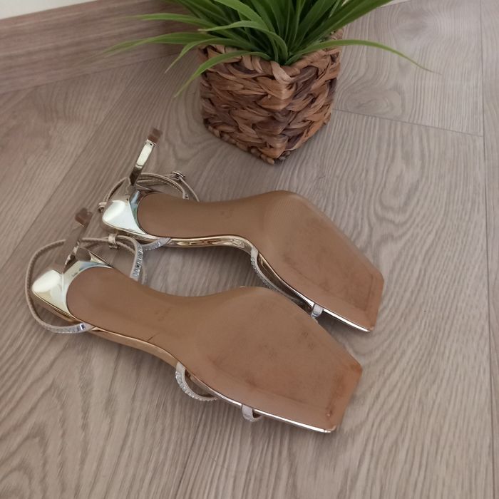 Sandálias salto douradas Mango