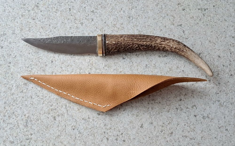 Ręcznie kuty nóż z rękojeścią z naturalnego poroża – unikat, 23 cm