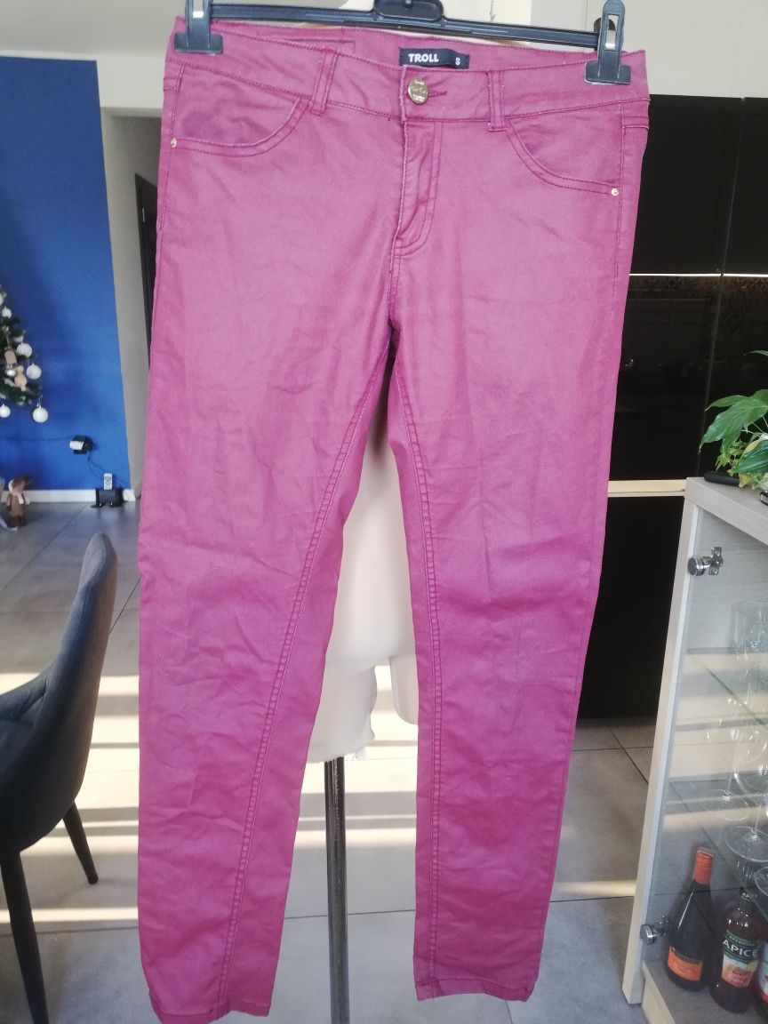 R. S troll bordowe spodnie woskowane rurki