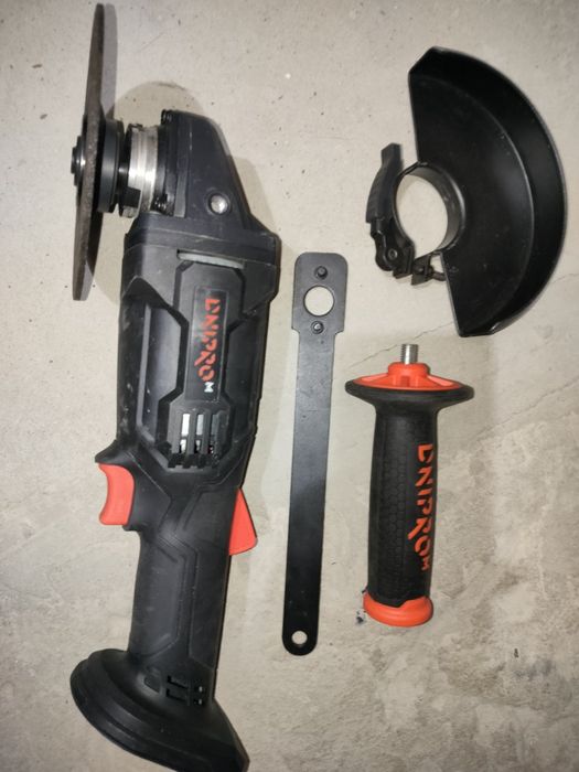 Болгарка Дніпро М . DGA 201. Без АКБ ЗП.