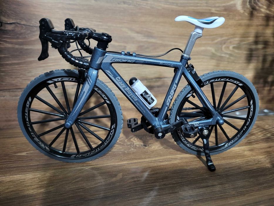 Rower szosowy-szosa -miniaturka