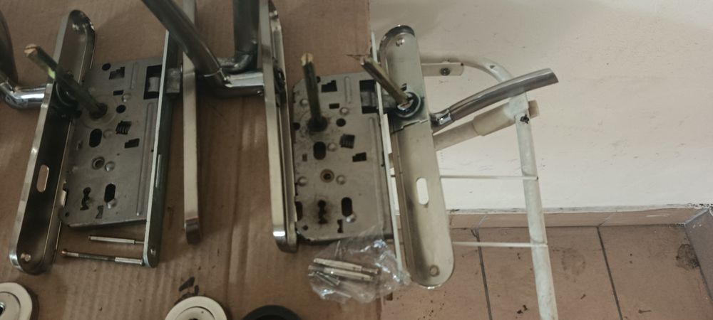 Zamki i szyldy drzwiowe zewnętrzne i wewnętrzne