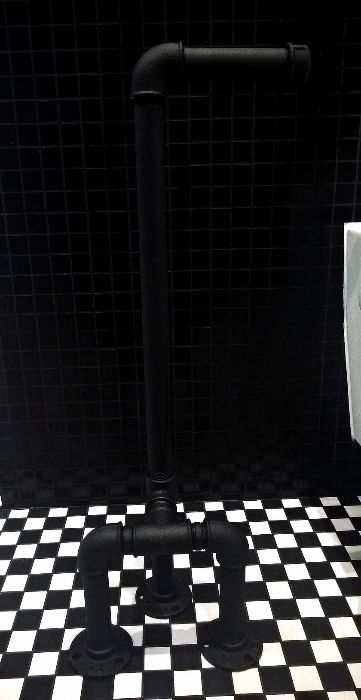 stojak wieszak na papier loft z rur hydraulicznych