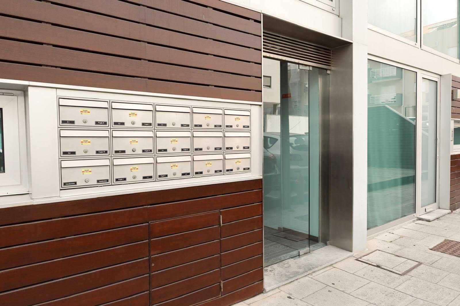 Excelente T1 "novo" c/ varandas , garagem e arrumos - centro de Aveiro
