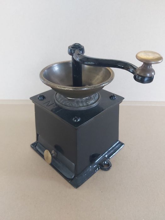 Stary młynek do kawy.