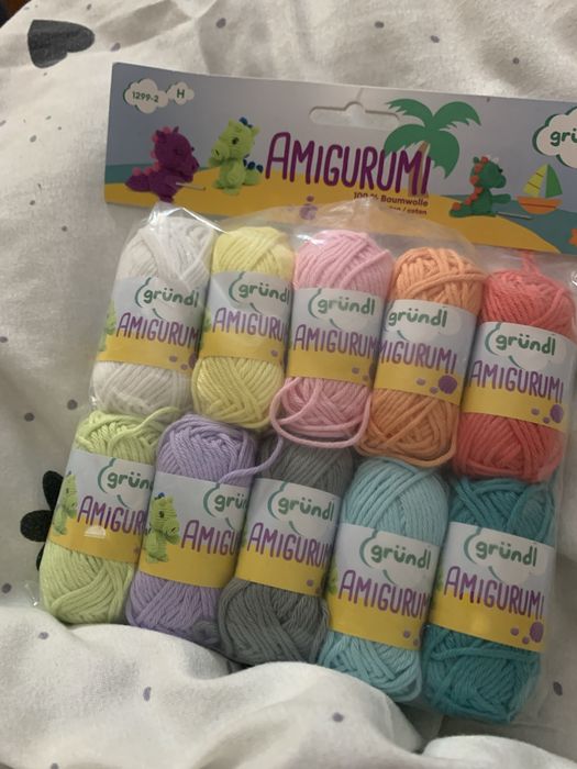 Крючки для вязания и нитки