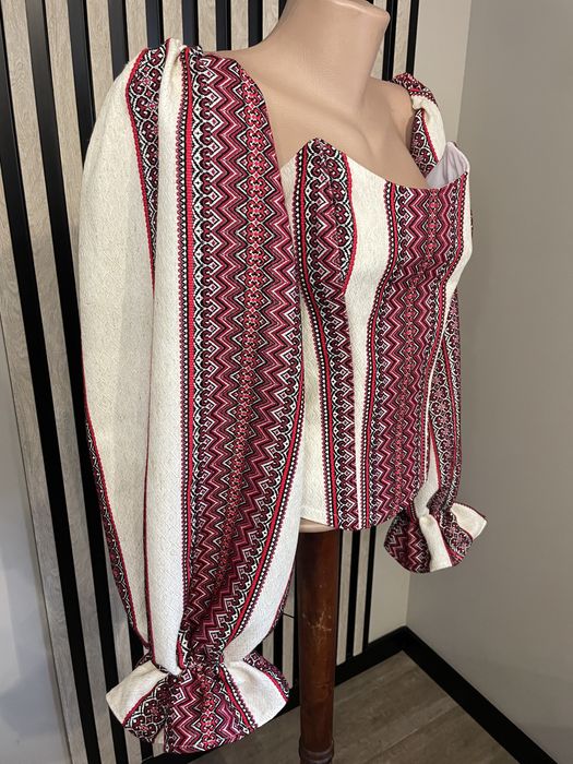 Корсет з вишивкою