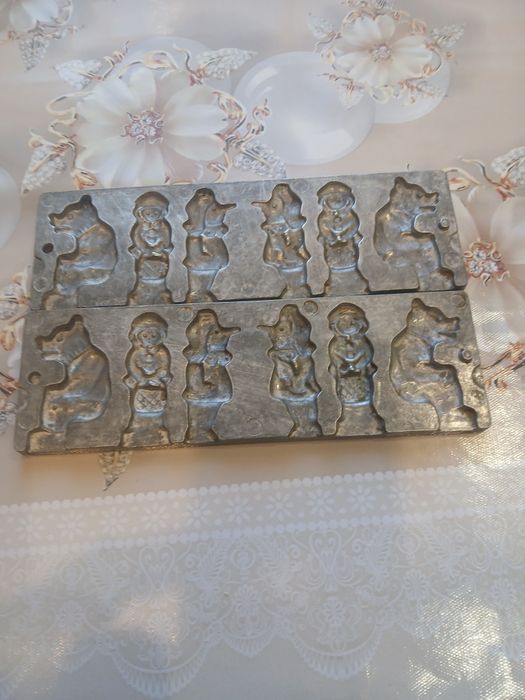 Продам форму для виготовлення льодяників,вареників і пельменниці.