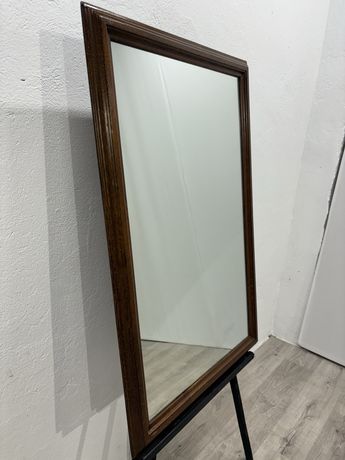 Duże lustro w drewnianej ramie
