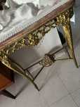 Mesa dourada antiga