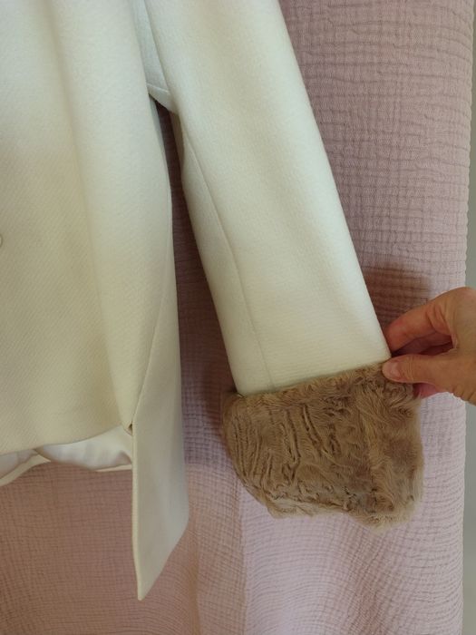 Полупальто молочного цвета 48-46размер