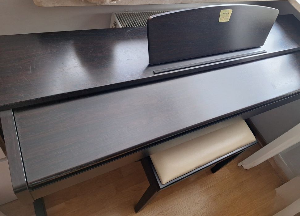 Yamaha klavinova, pianino, razem ze stolikiem