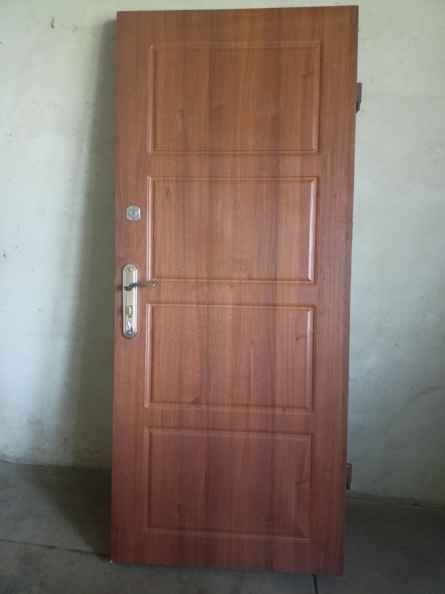 Продам бронированную дверь