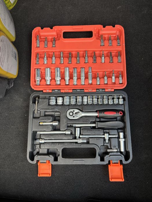 Zestaw narzędzi samochodowych 53 szt