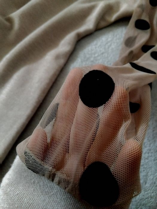 Beżowa sukienka sweterkowa z tiulowymi rękawami w grochy MiLady XS/S