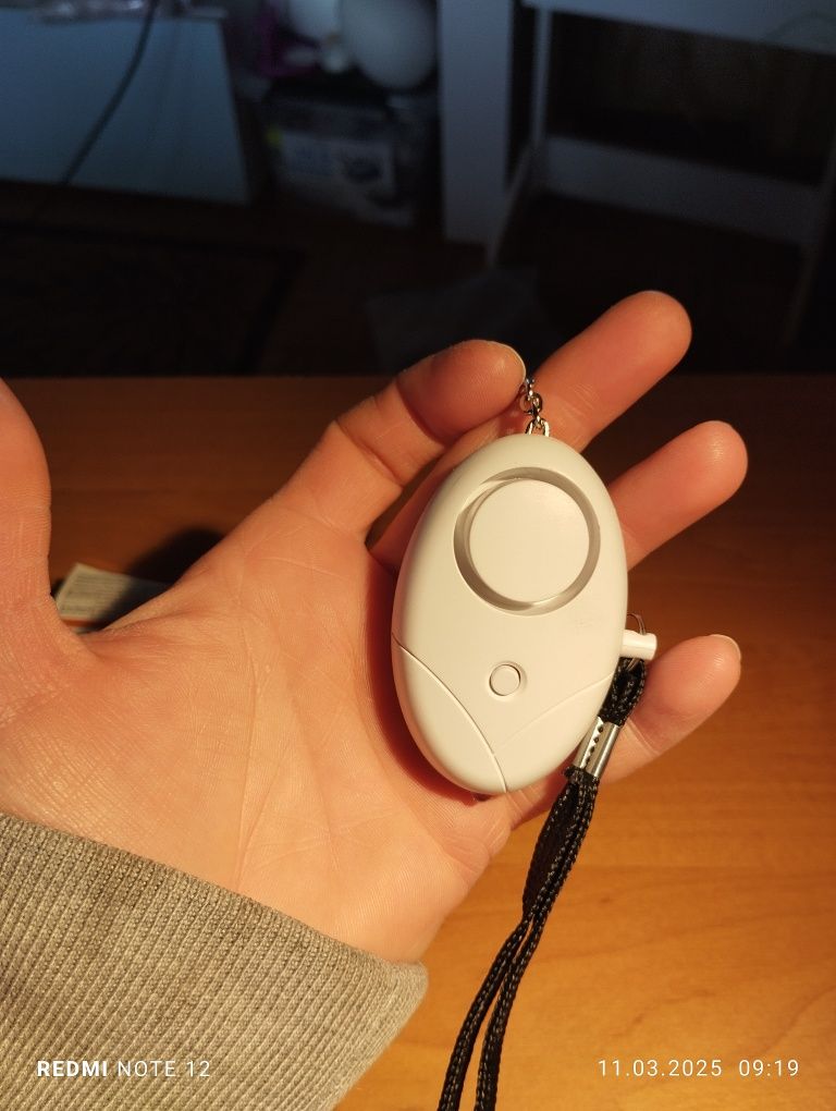 Podręczny alarm z latarką