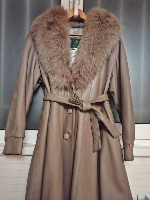 Жіноче плащ-пальто зі якісної шкіри з коміром з екомеху