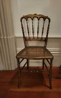 Cadeira antiga dourada em palhinha