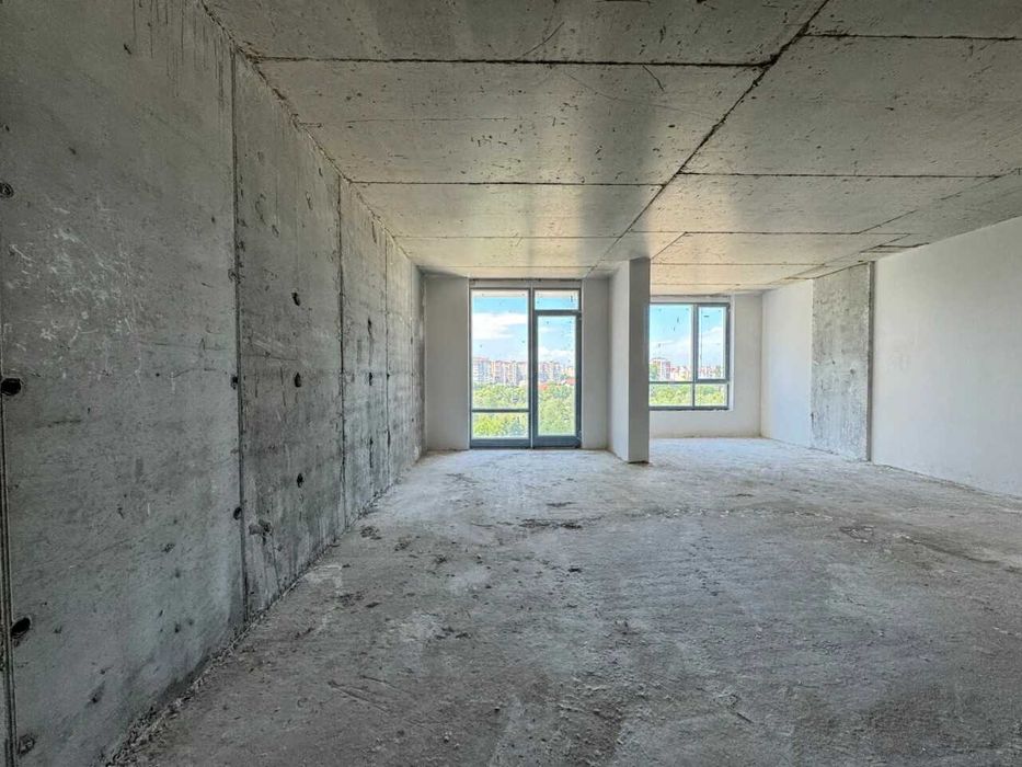 Простора однокімнатна з видом на річку