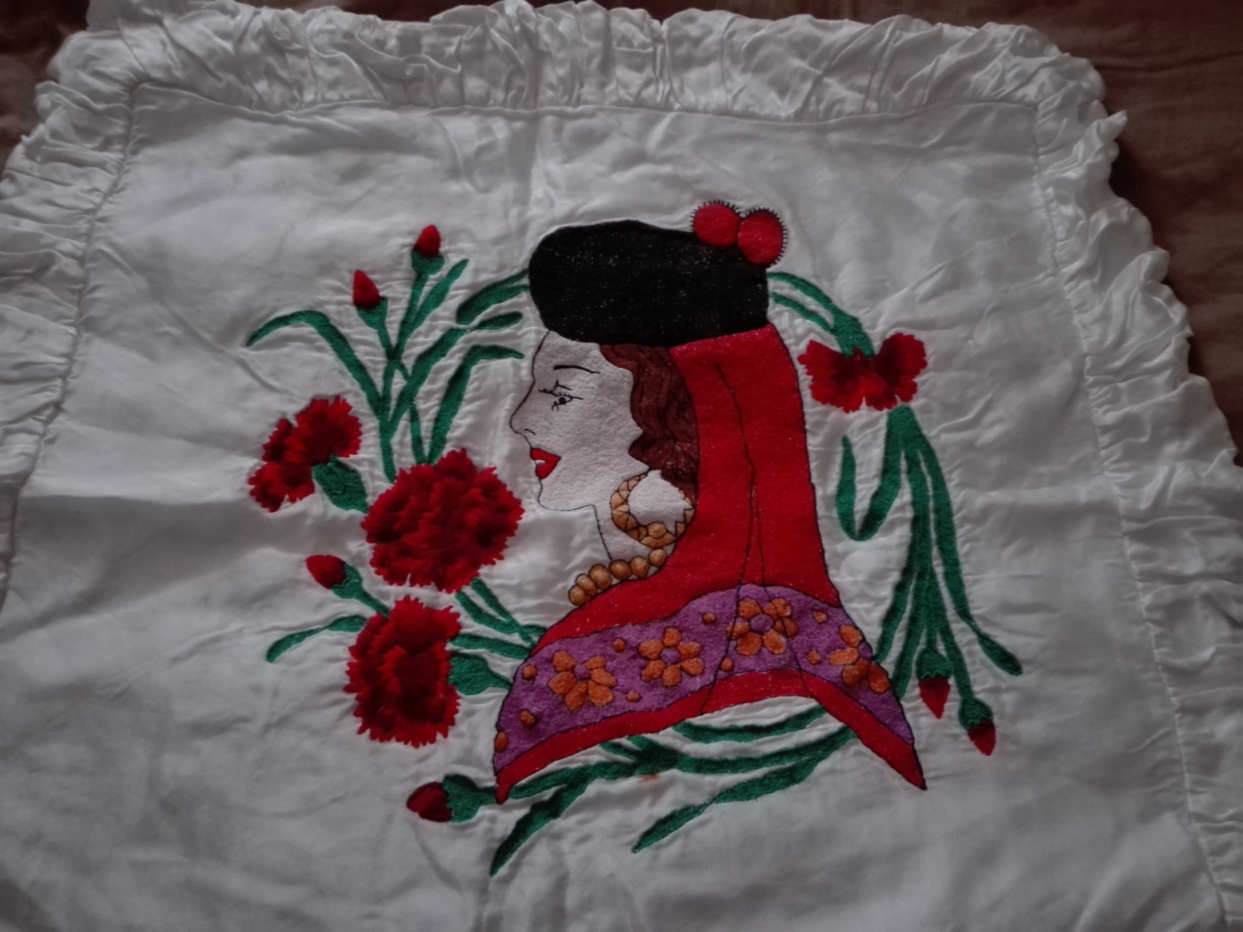 Fronha madeirense em seda bordada à mão e naperons  antigos