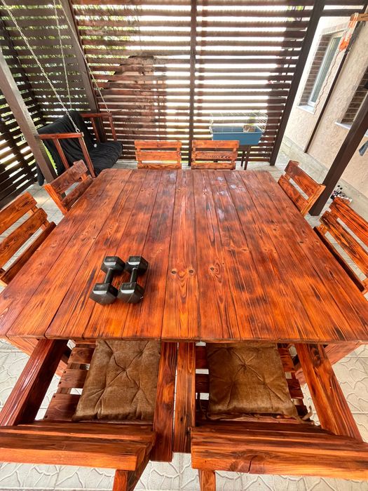 Деревʼяний стіл  зі стільцями