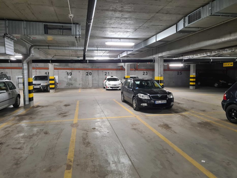 Miejsce parkingowe hali  pod budynkiem OPERA
