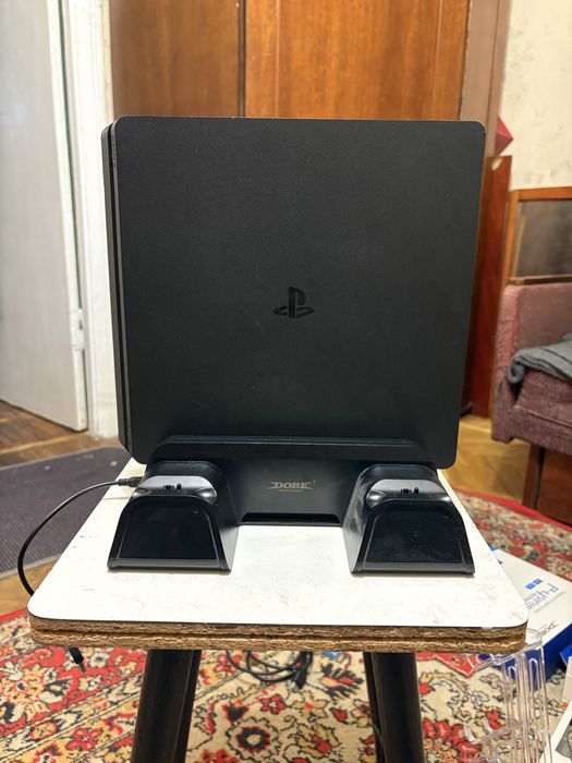 PlayStation 4 Slim 1TB + 2 геймпада + комплект аксессуаров