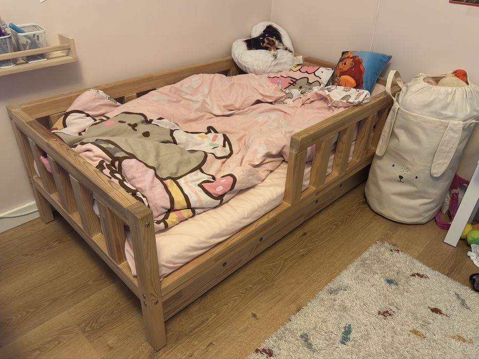 Drewniane łóżko dziecięce 80x140 z barierkami i pojemnikiem