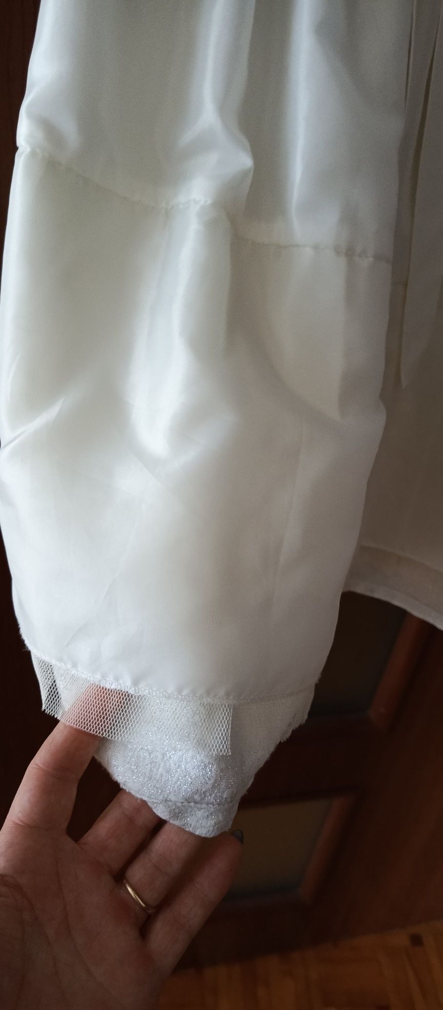 Biała sukienka z srebrna nitką